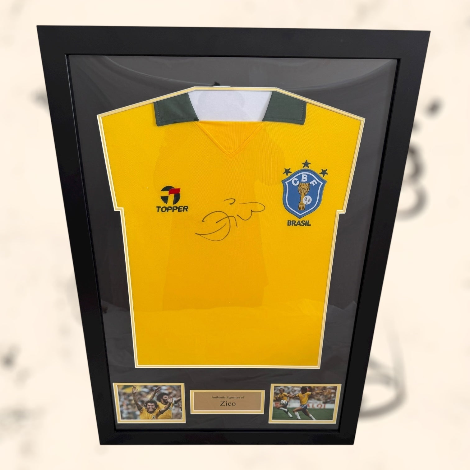 Camiseta de Brasil con autógrafo de Zico original certificado enmarcada