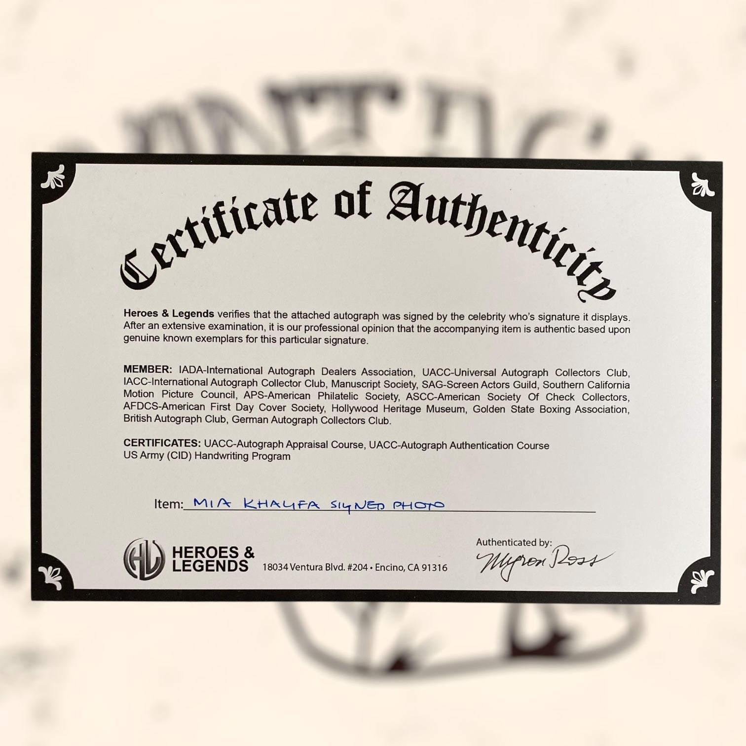 Fotografía firmada de Mia Khalifa con certificado de autenticidad
