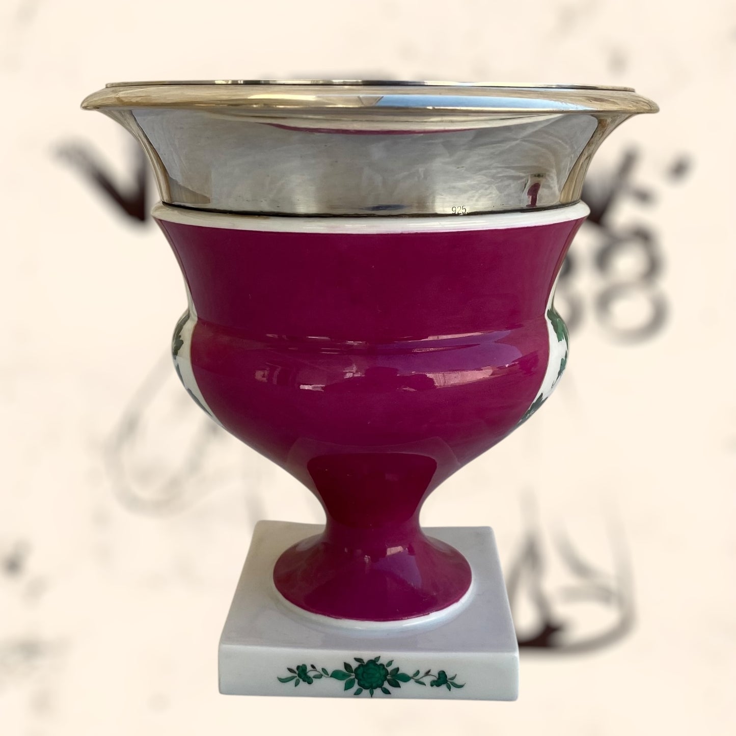 Pareja de floreros Meissen de plata y porcelana