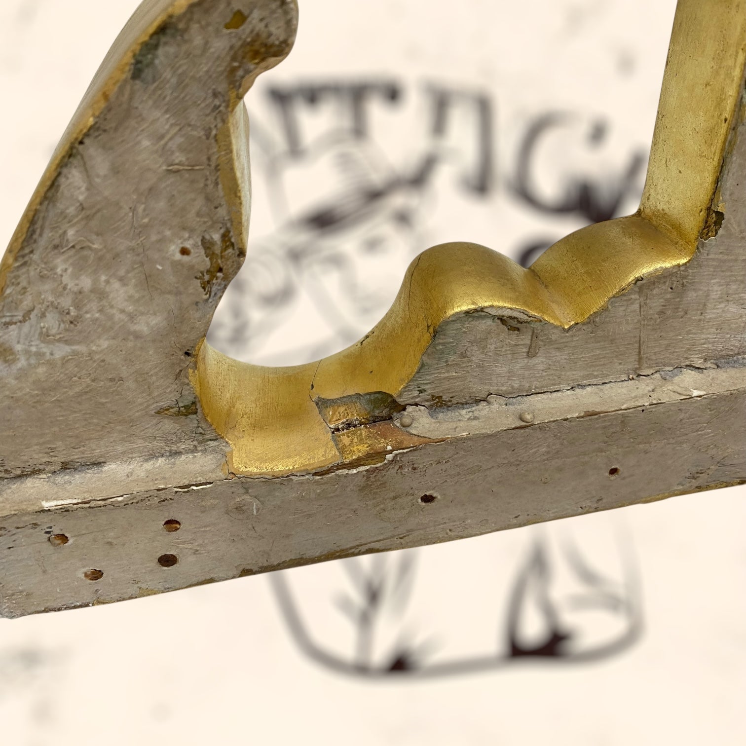 Cruz de madera acabada en pan de oro antigua