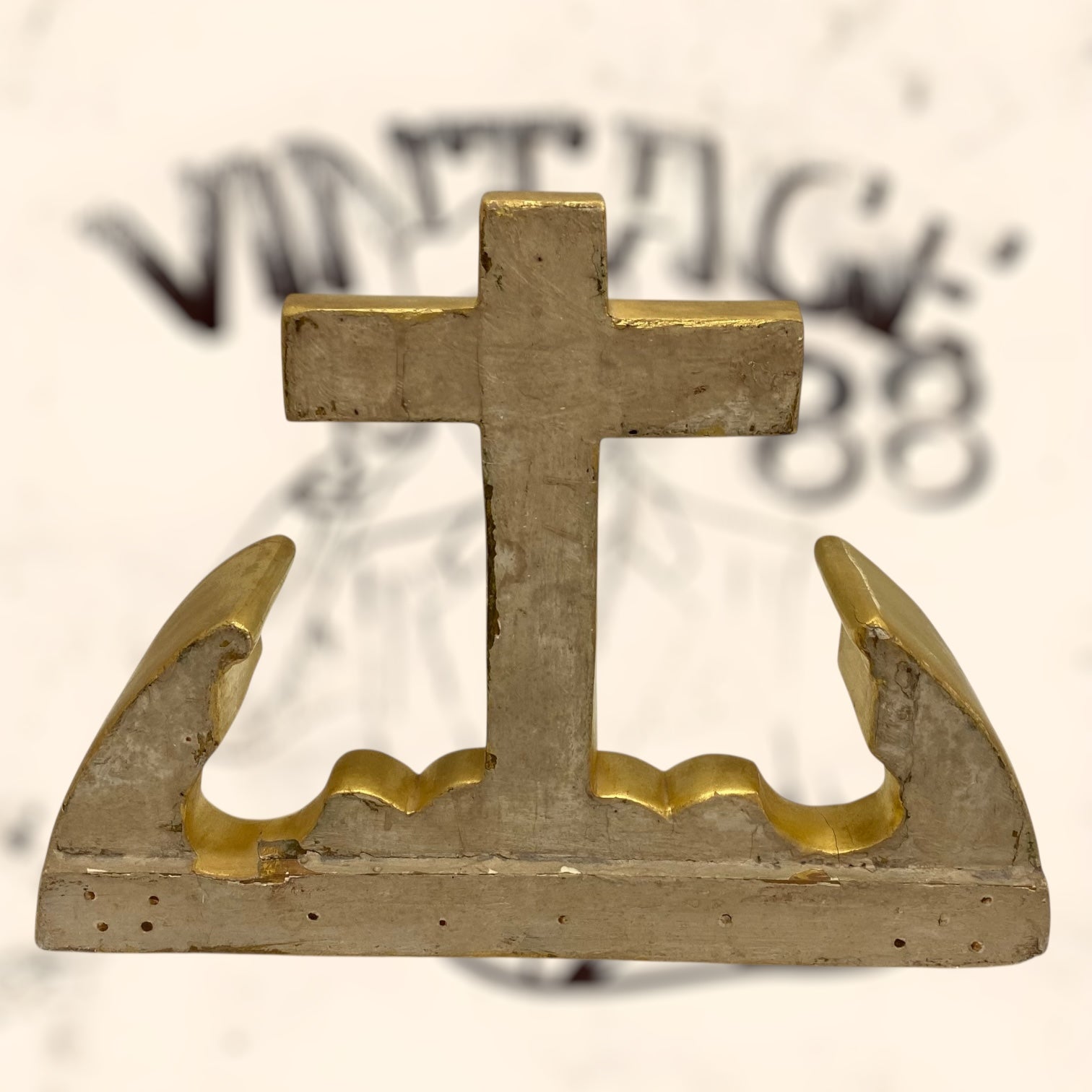 Cruz de madera acabada en pan de oro antigua