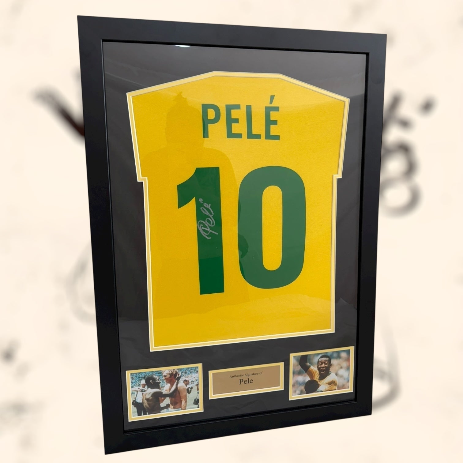 Camiseta de Brasil con autógrafo de Pelé original certificado enmarcada