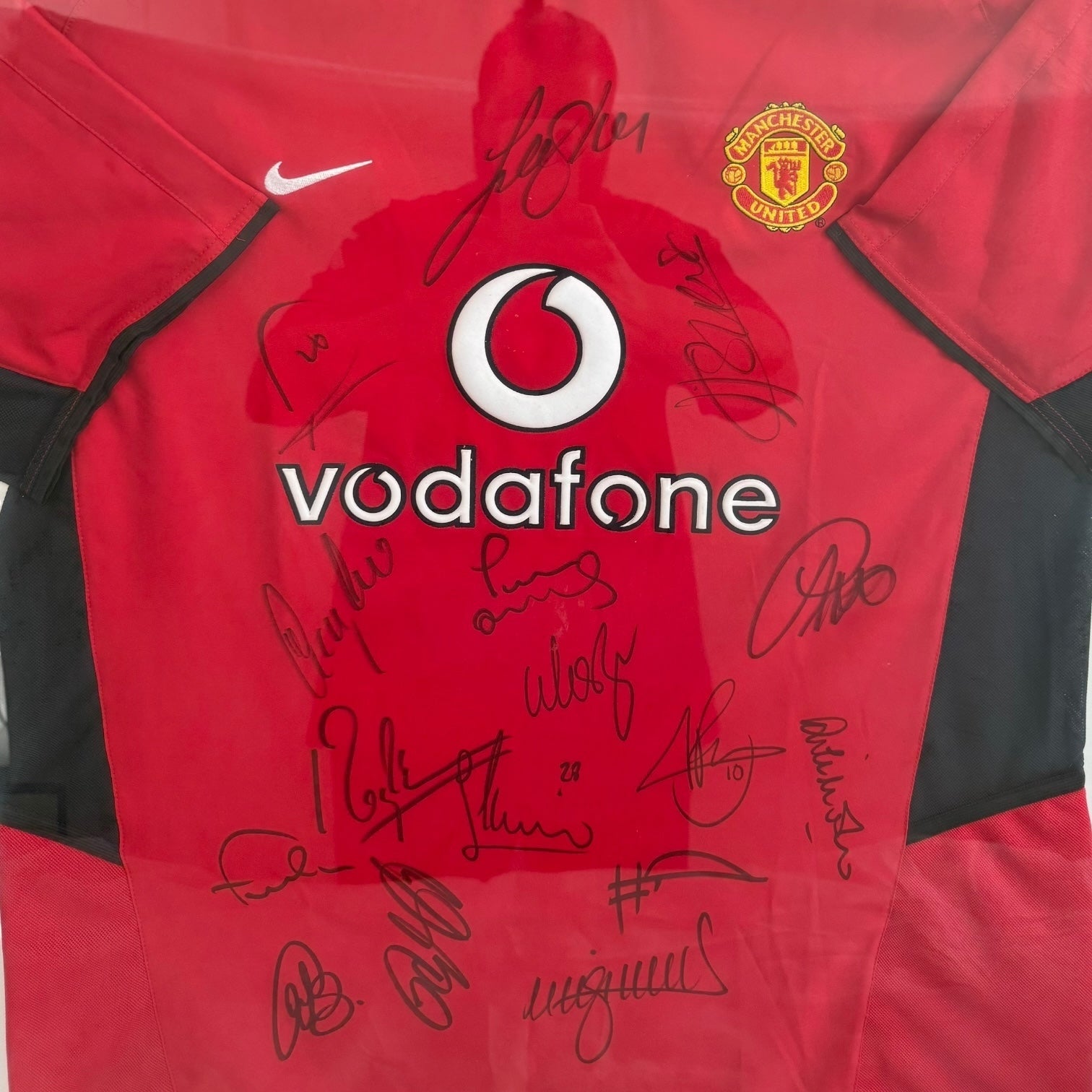 Camiseta del Manchester United con autógrafos de C. Ronaldo, Ferdinand, Van Nistelrooy, Giggs, Keane, Scholes, etc… originales certificados.