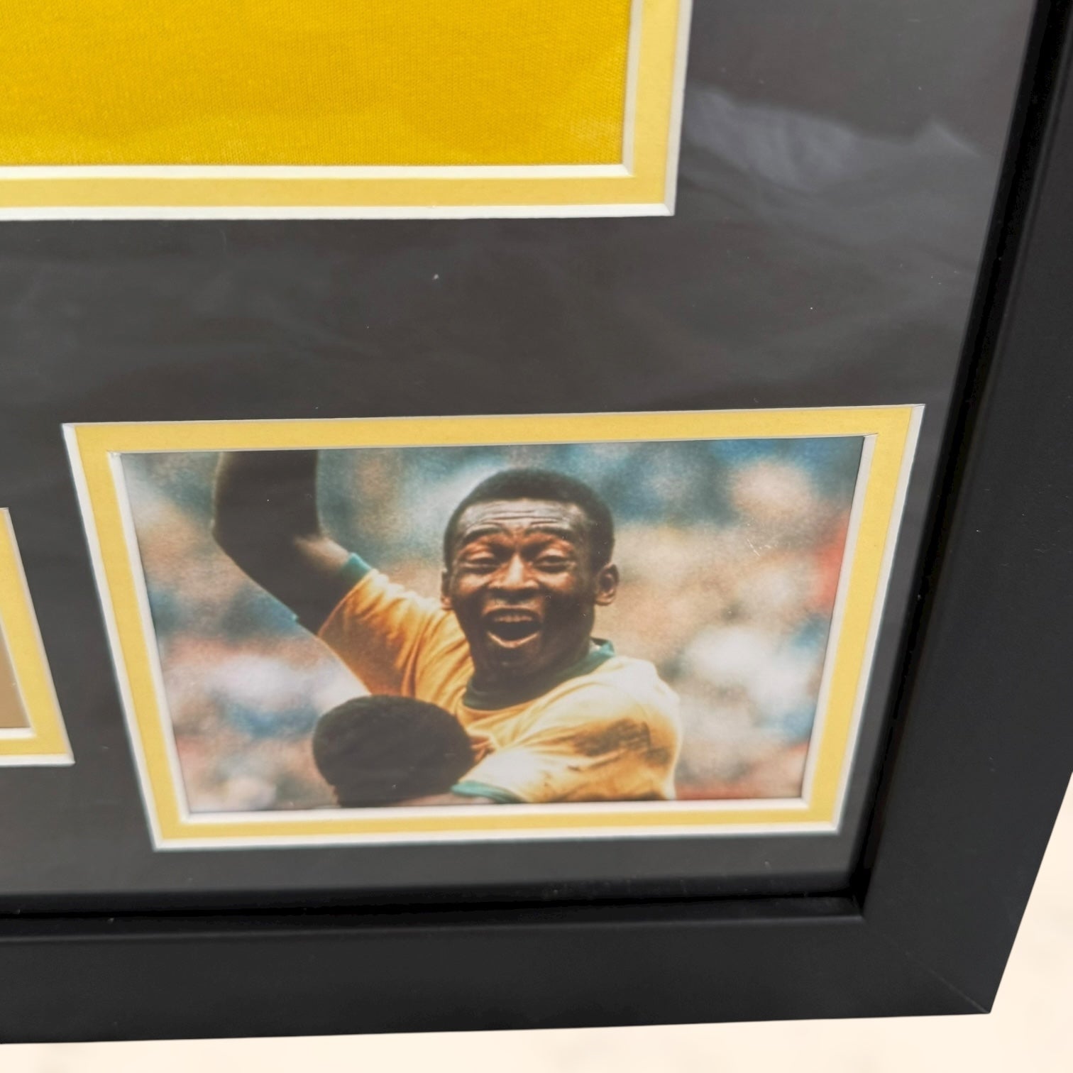 Camiseta de Brasil con autógrafo de Pelé original certificado enmarcada