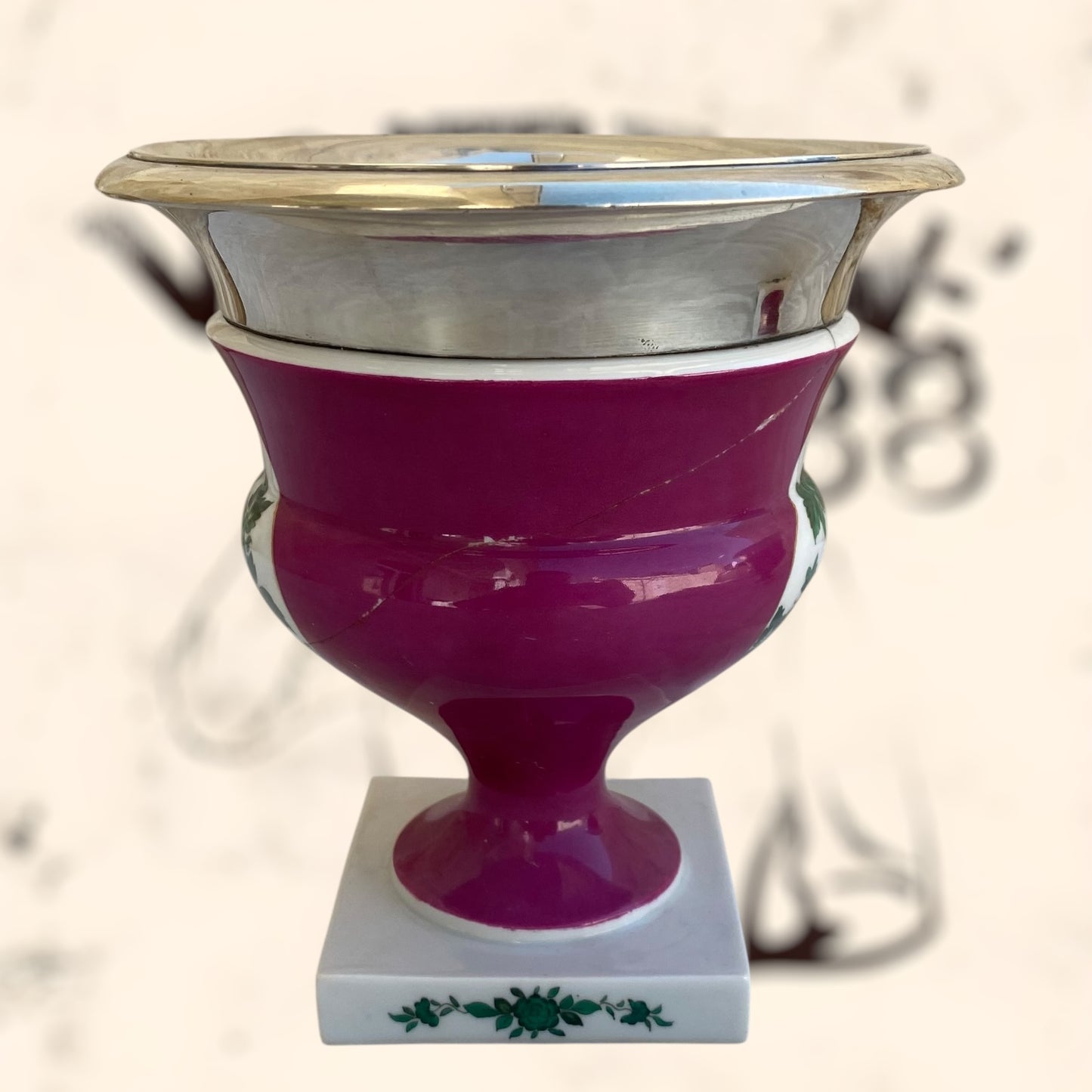 Pareja de floreros Meissen de plata y porcelana