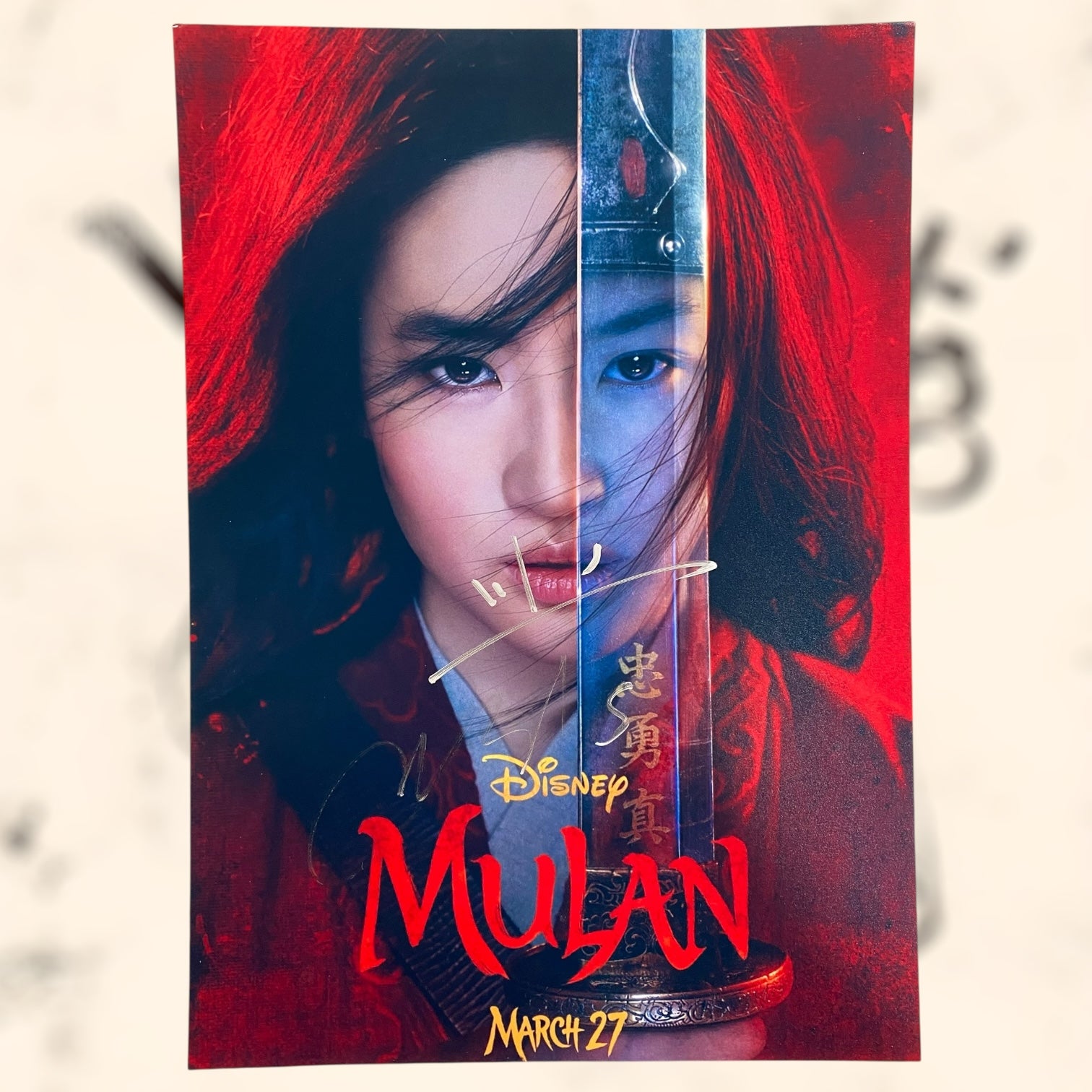 Cartel fotográfico de Mulan con autógrafo de Liu Yifey original certificado