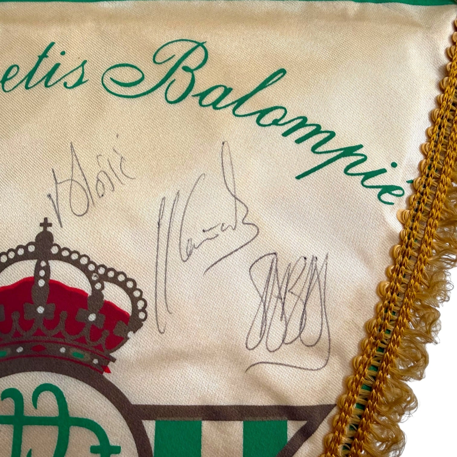 Banderín del R. Betis de 1997/98 firmado por Prats, Olías, Ríos, Sabas, etc…