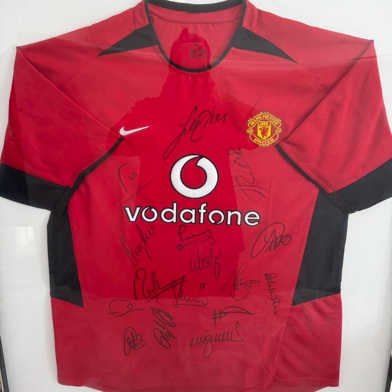 Camiseta del Manchester United con autógrafos de C. Ronaldo, Ferdinand, Van Nistelrooy, Giggs, Keane, Scholes, etc… originales certificados.