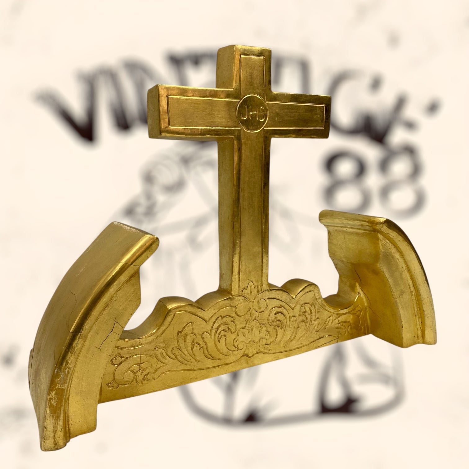 Cruz de madera acabada en pan de oro antigua