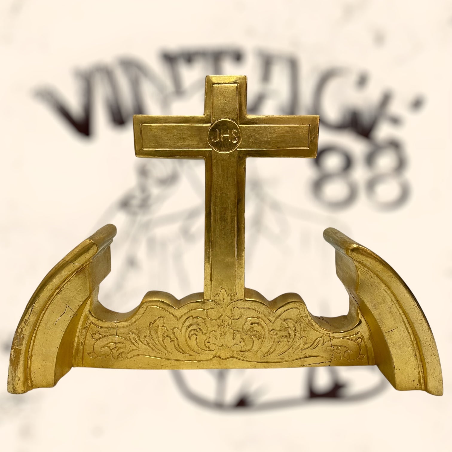 Cruz de madera acabada en pan de oro antigua