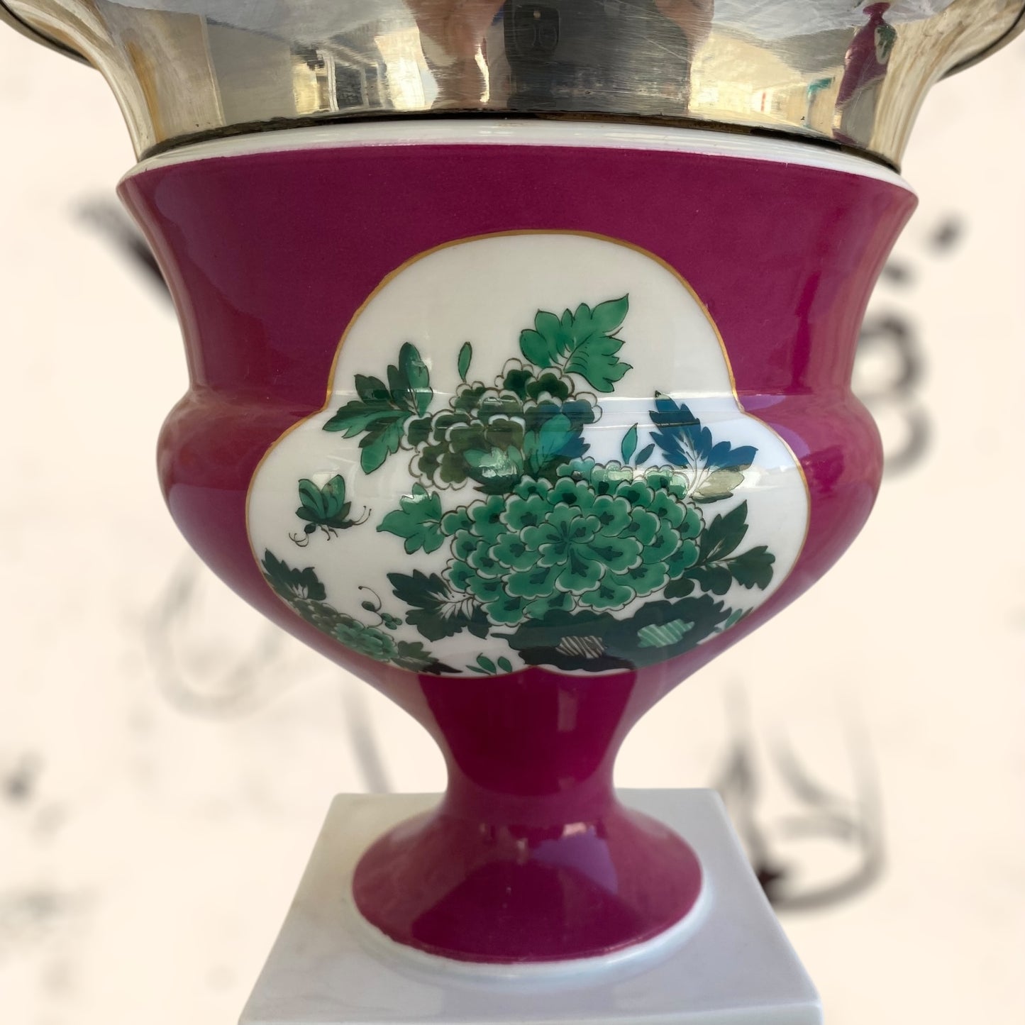 Pareja de floreros Meissen de plata y porcelana