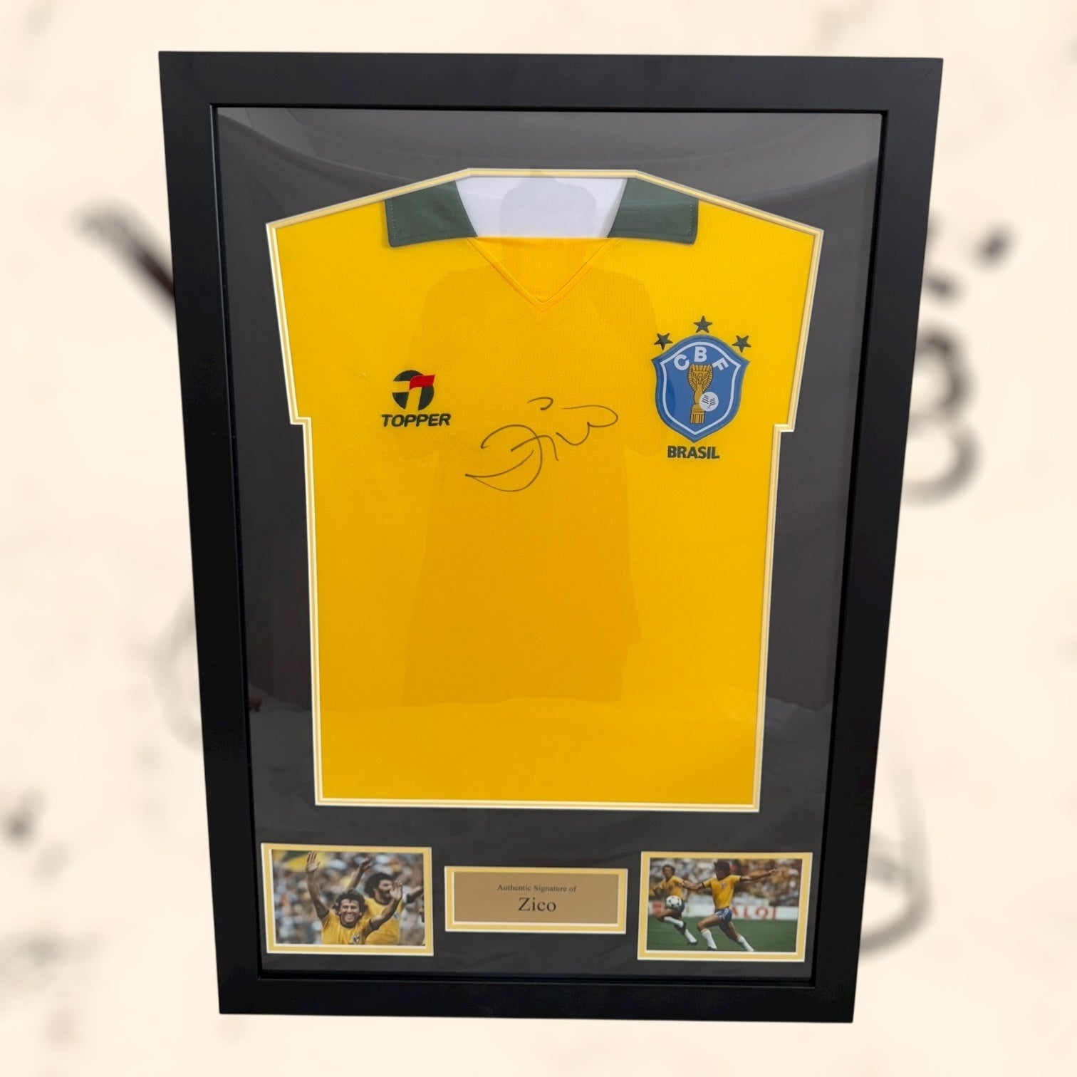 Camiseta de Brasil con autógrafo de Zico original certificado enmarcada