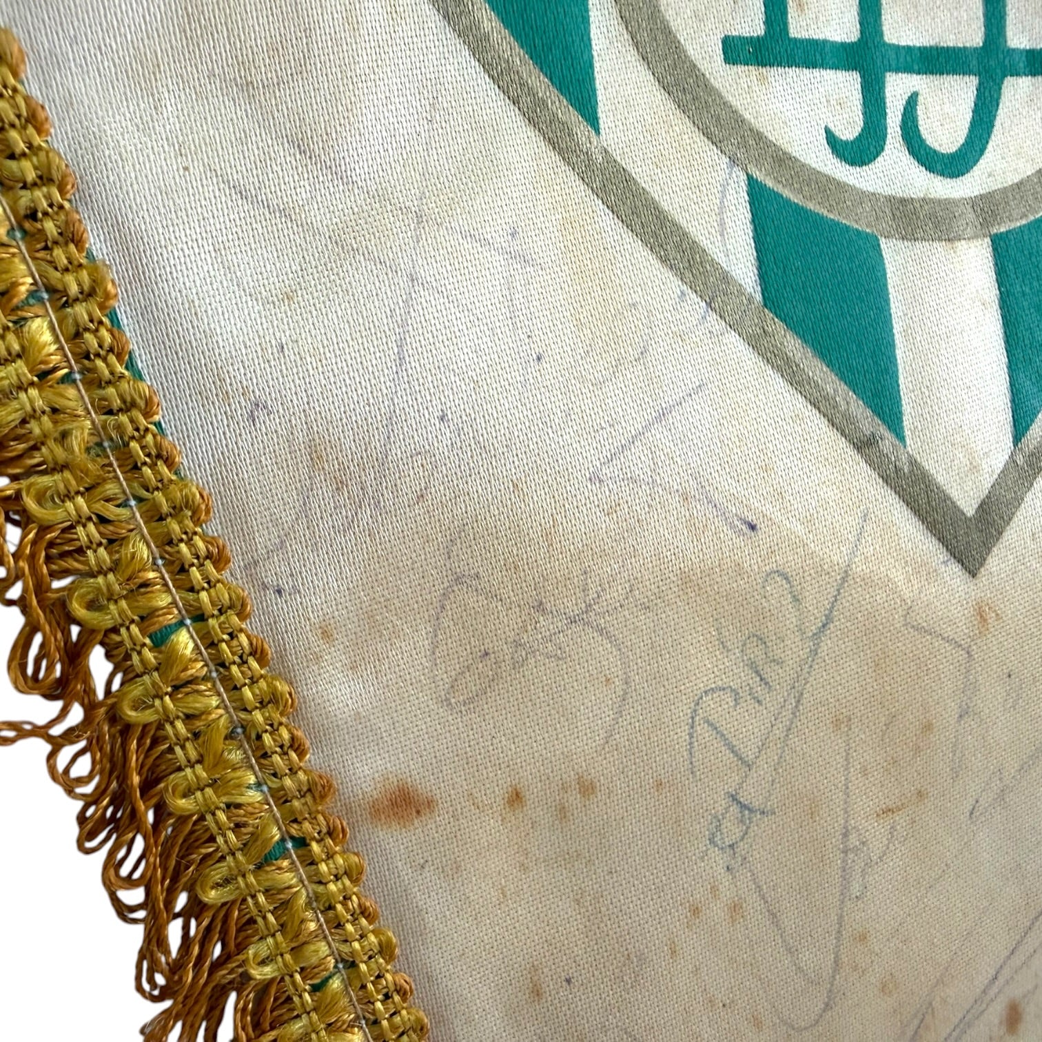 Banderín del R. Betis firmado por jugadores como Gordillo y Cuéllar de la temporada 93/94